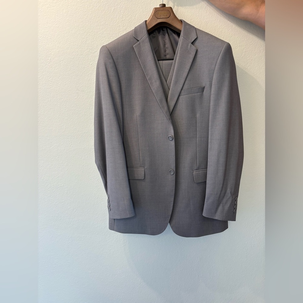 Men’s 3 piece Caravelli Suit